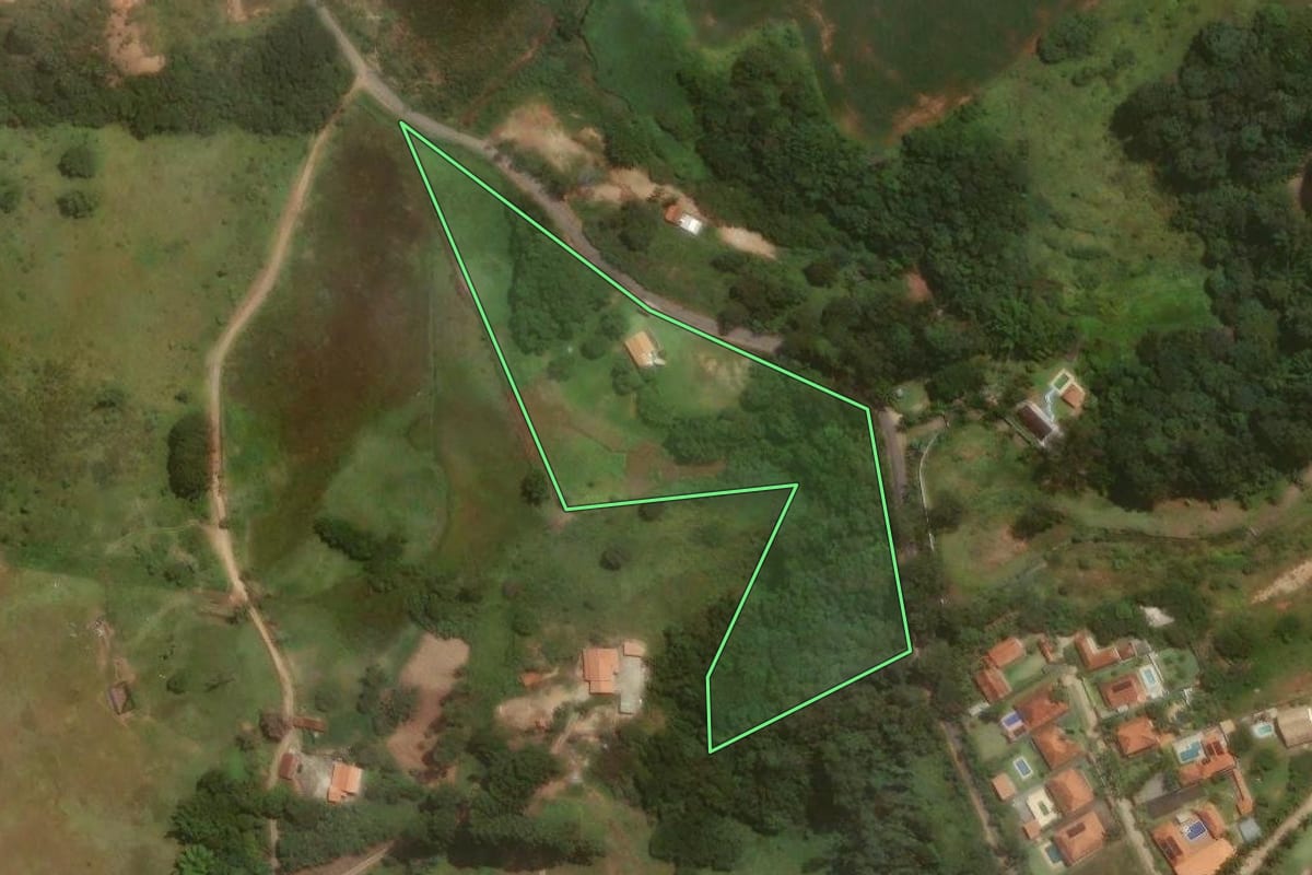 Imagem de satélite do imóvel rural em Pinhalzinho (SP), com o contorno declarado no CAR desenhado por cima.