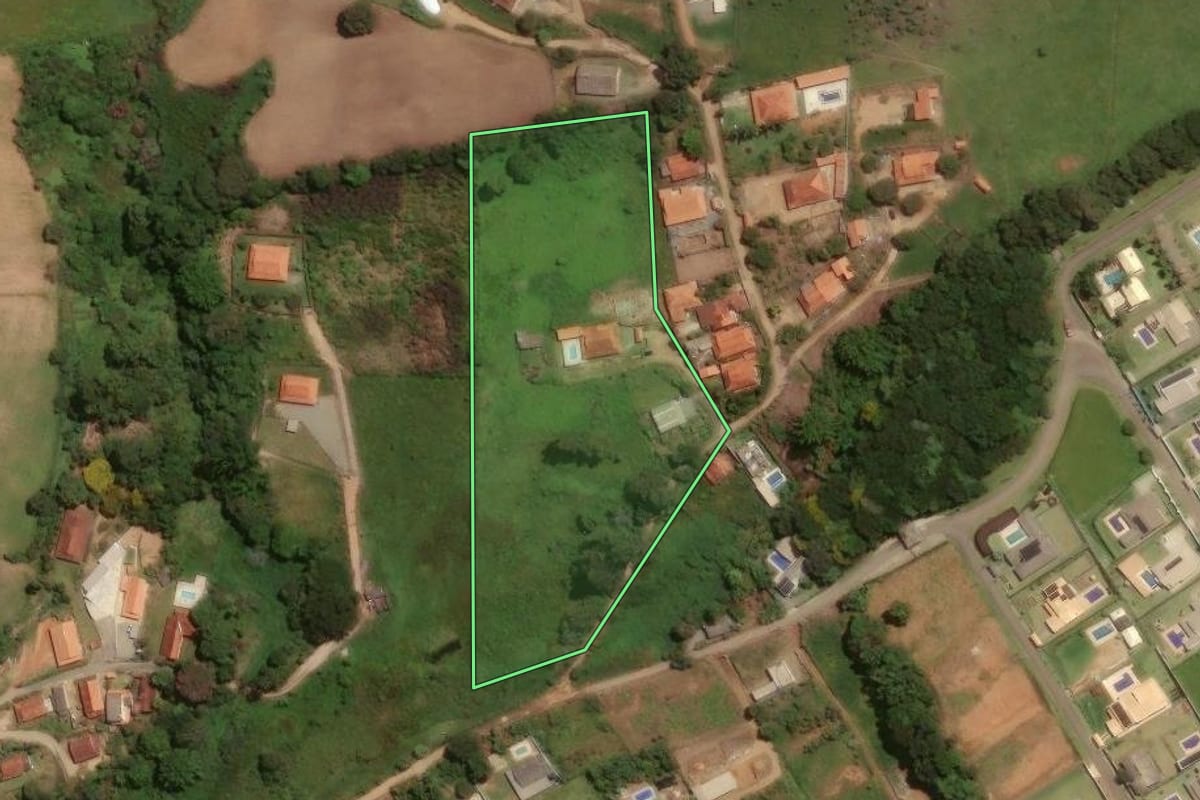 Imagem de satélite do imóvel rural em Pinhalzinho (SP), com o contorno declarado no CAR desenhado por cima.