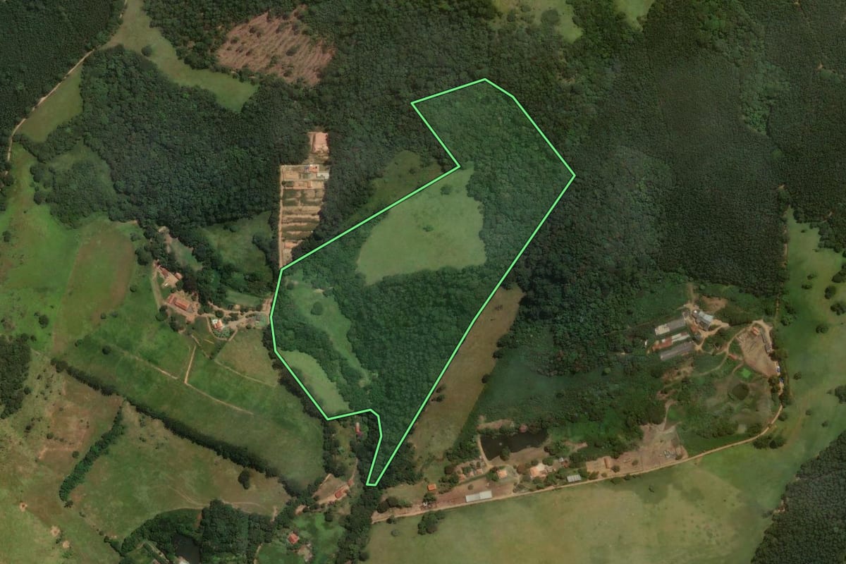Imagem de satélite do imóvel rural em Pinhalzinho (SP), com o contorno declarado no CAR desenhado por cima.