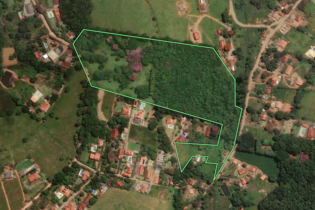 Imagem de satélite do imóvel rural em Pinhalzinho (SP), com o contorno declarado no CAR desenhado por cima.