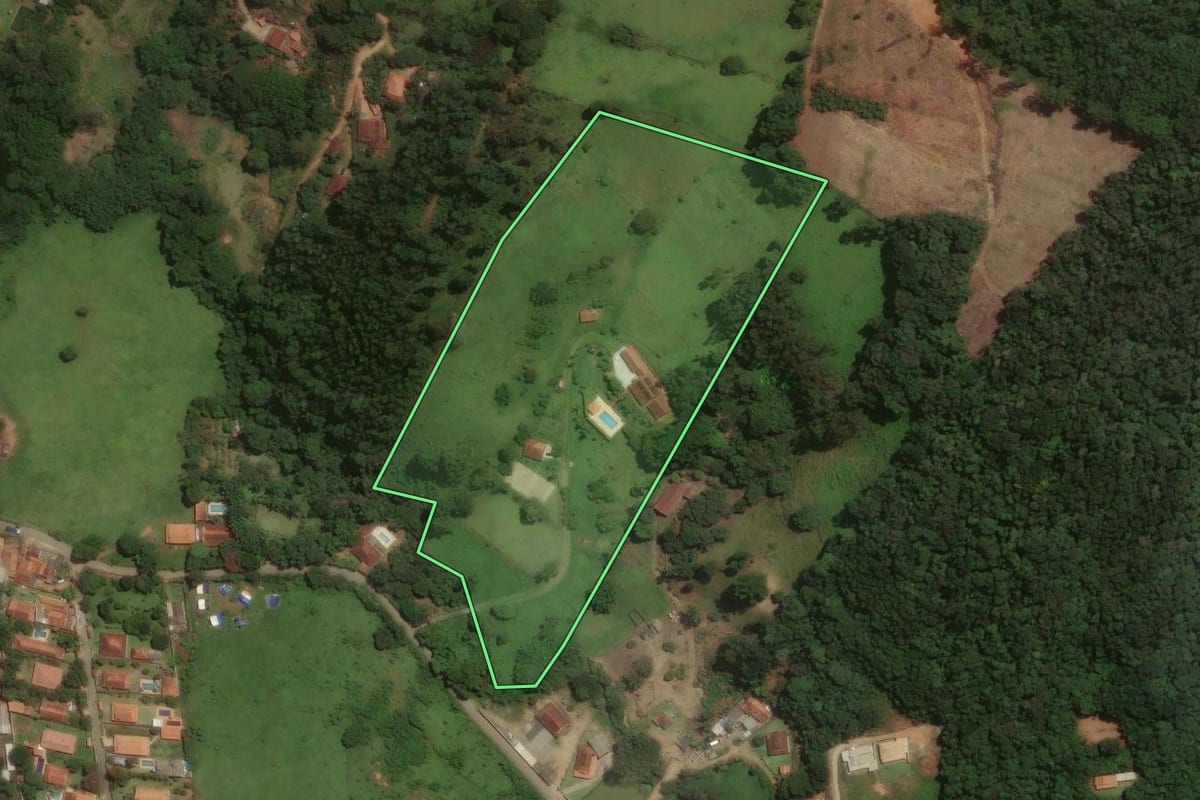 Imagem de satélite do imóvel rural em Pinhalzinho (SP), com o contorno declarado no CAR desenhado por cima.