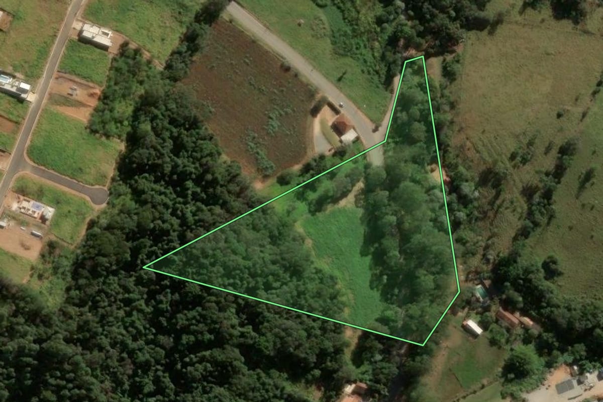 Imagem de satélite do imóvel rural em Pinhalzinho (SP), com o contorno declarado no CAR desenhado por cima.