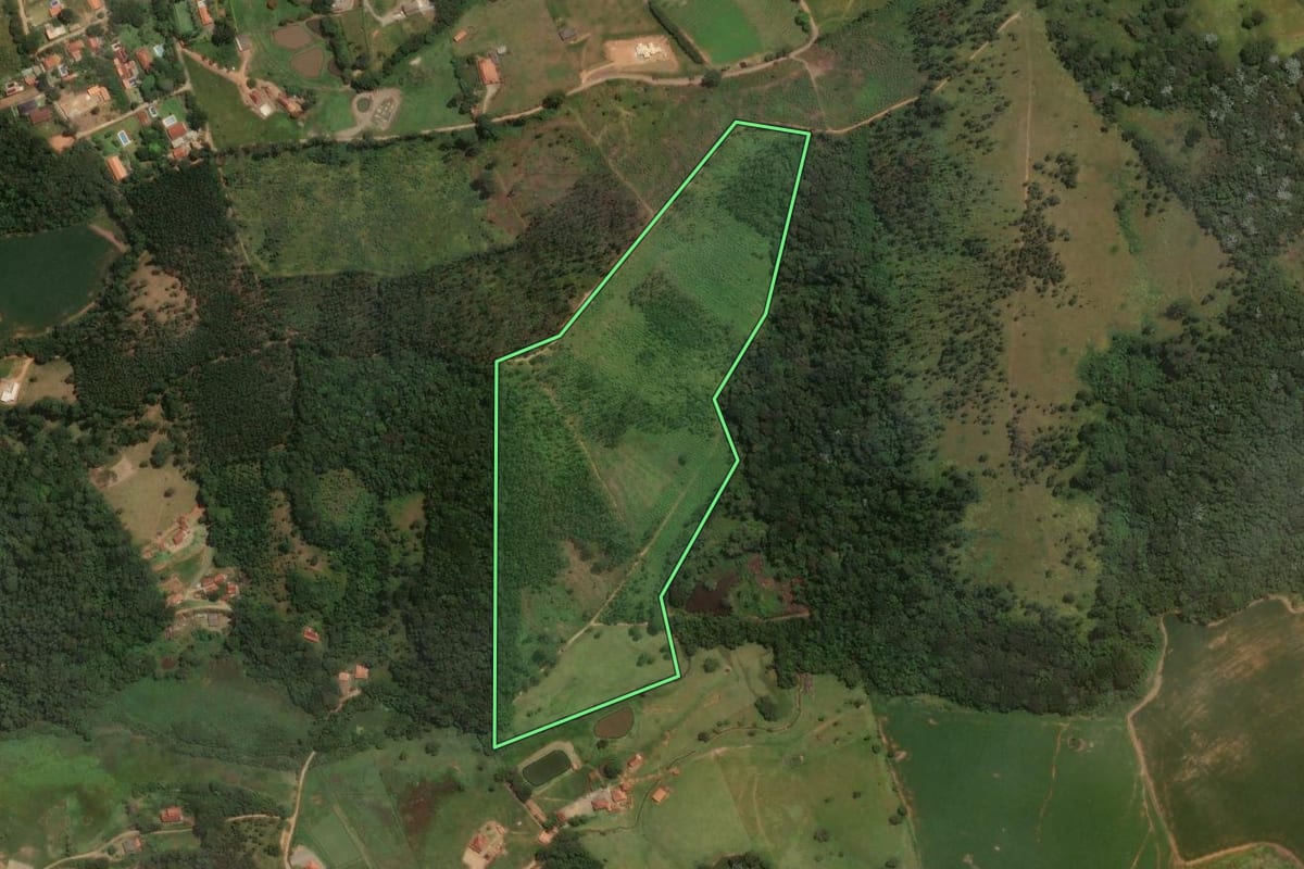 Imagem de satélite do imóvel rural em Pinhalzinho (SP), com o contorno declarado no CAR desenhado por cima.