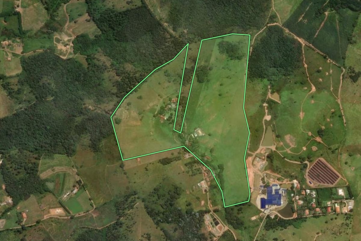 Imagem de satélite do imóvel rural em Pinhalzinho (SP), com o contorno declarado no CAR desenhado por cima.
