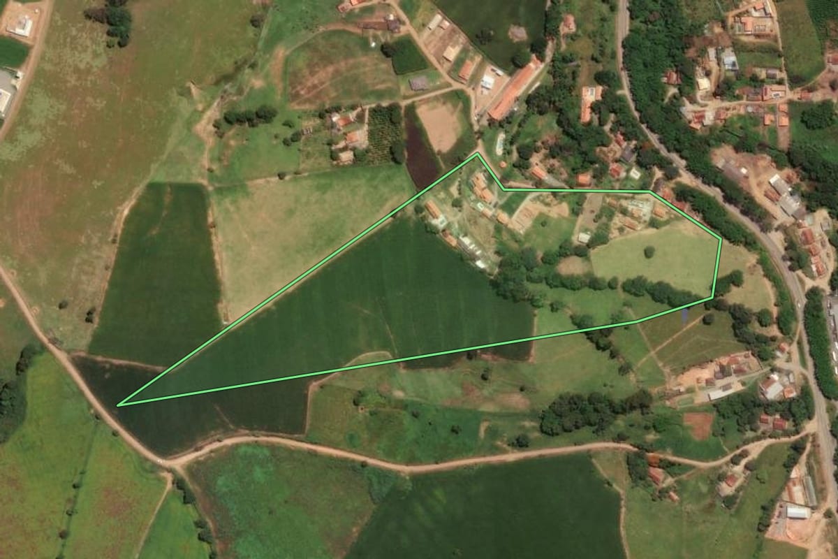 Imagem de satélite do imóvel rural em Pinhalzinho (SP), com o contorno declarado no CAR desenhado por cima.