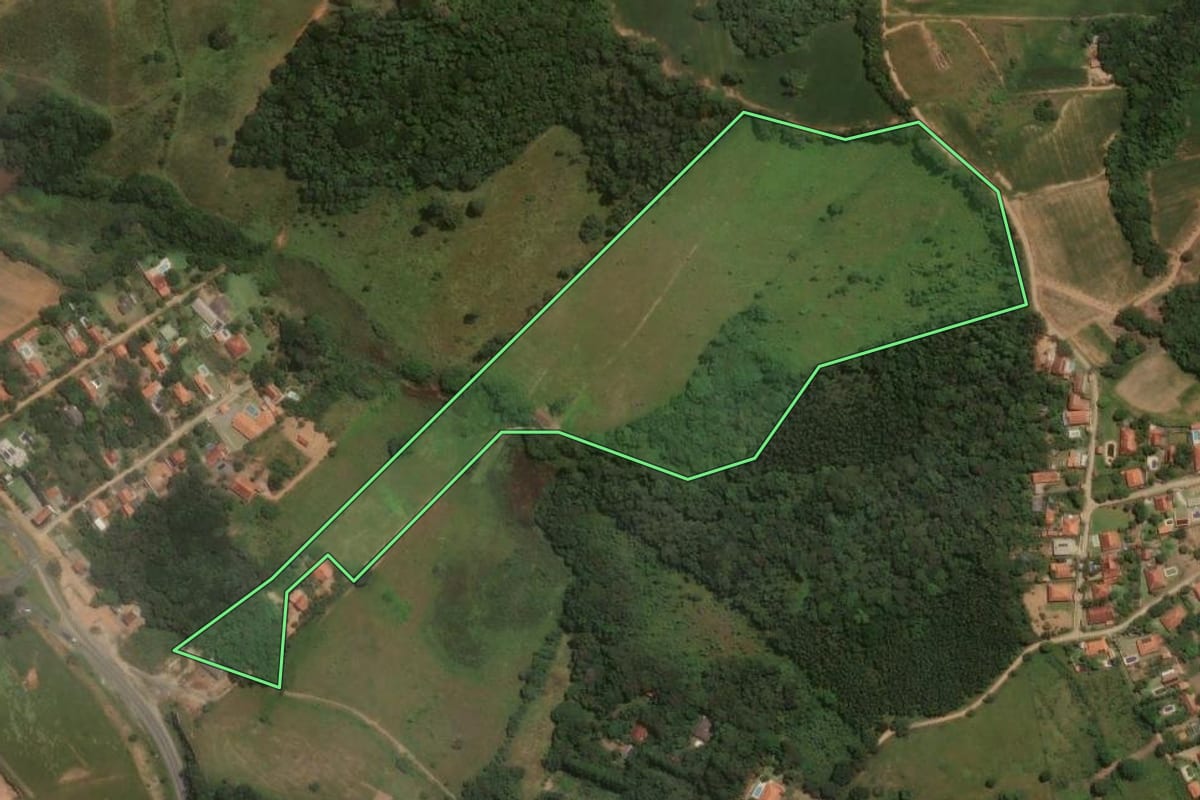 Imagem de satélite do imóvel rural em Pinhalzinho (SP), com o contorno declarado no CAR desenhado por cima.