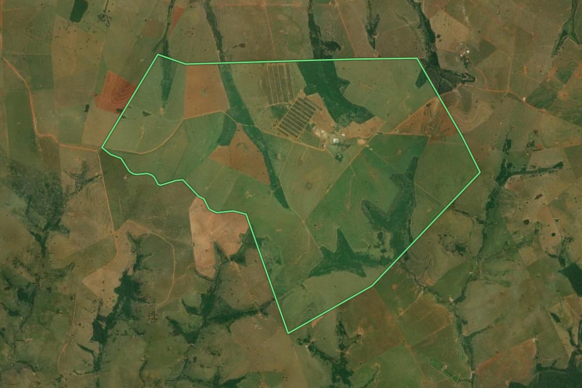 Imagem de satélite do imóvel rural em Piquerobi (SP), com o contorno declarado no CAR desenhado por cima.
