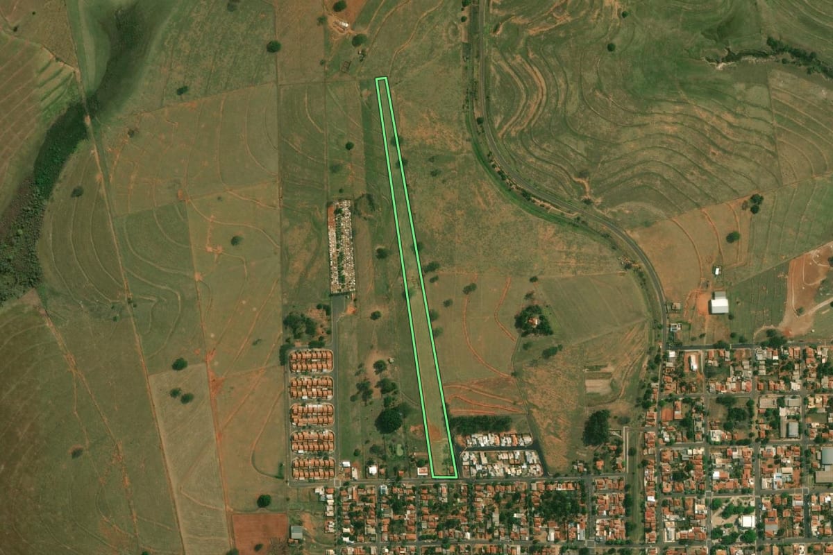 Imagem de satélite do imóvel rural em Piquerobi (SP), com o contorno declarado no CAR desenhado por cima.