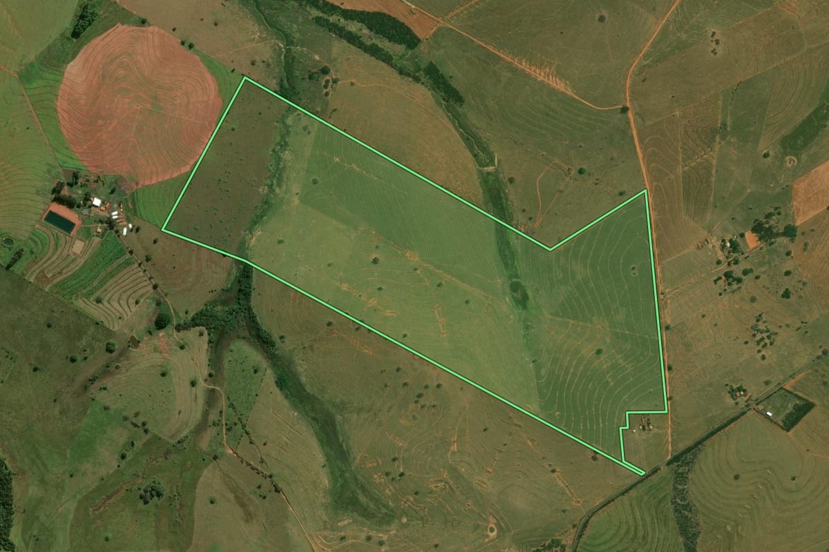 Imagem de satélite do imóvel rural em Piquerobi (SP), com o contorno declarado no CAR desenhado por cima.