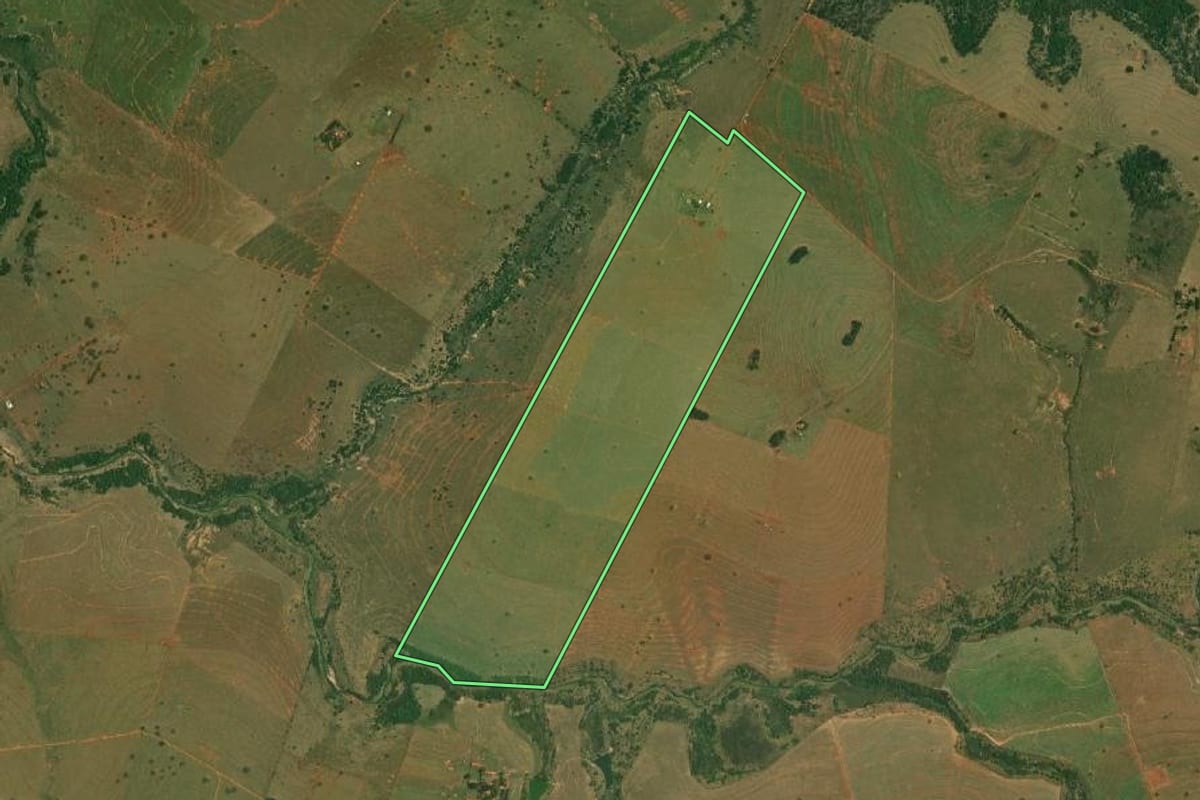 Imagem de satélite do imóvel rural em Piquerobi (SP), com o contorno declarado no CAR desenhado por cima.