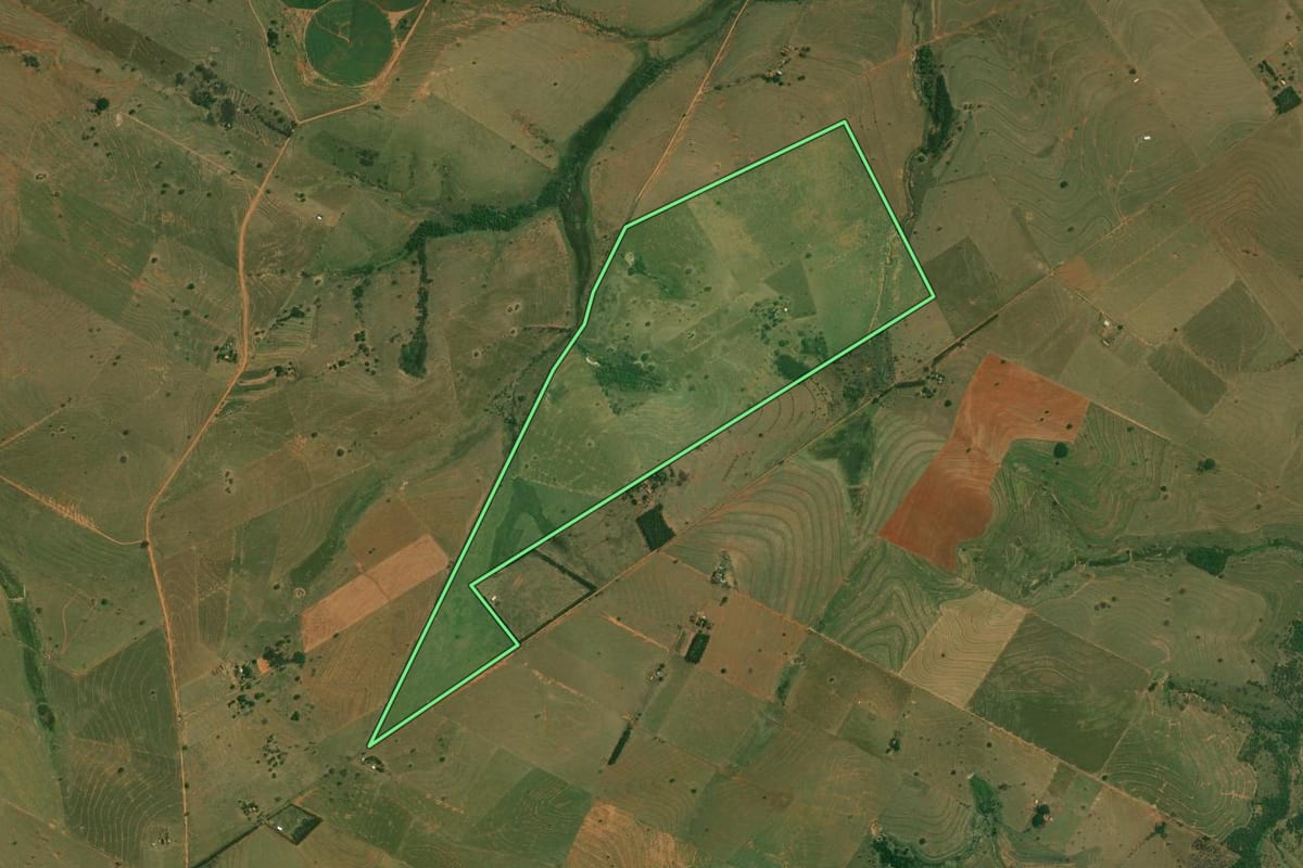 Imagem de satélite do imóvel rural em Piquerobi (SP), com o contorno declarado no CAR desenhado por cima.