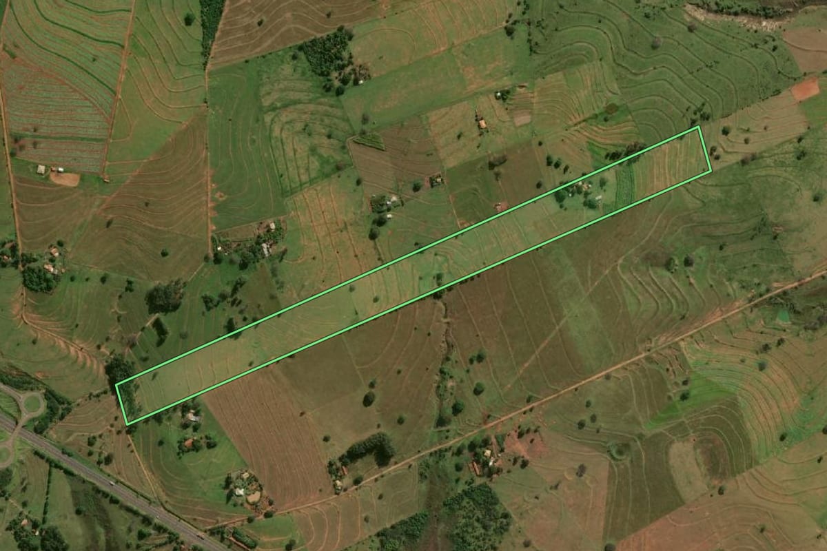 Imagem de satélite do imóvel rural em Piquerobi (SP), com o contorno declarado no CAR desenhado por cima.