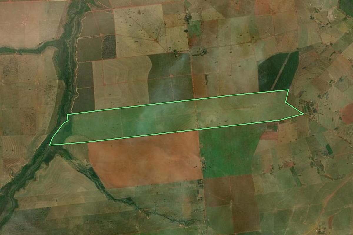 Imagem de satélite do imóvel rural em Piquerobi (SP), com o contorno declarado no CAR desenhado por cima.