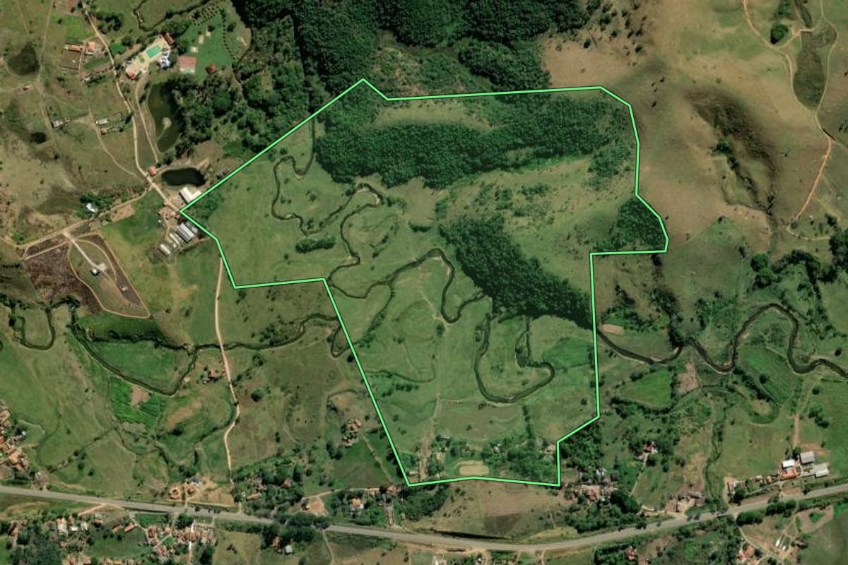 Imagem de satélite do imóvel rural em Piquete (SP), com o contorno declarado no CAR desenhado por cima.