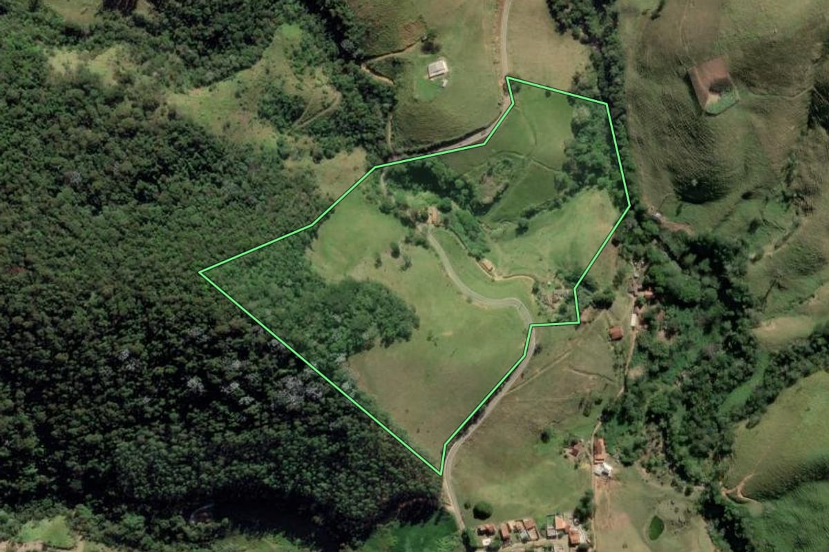 Imagem de satélite do imóvel rural em Piquete (SP), com o contorno declarado no CAR desenhado por cima.