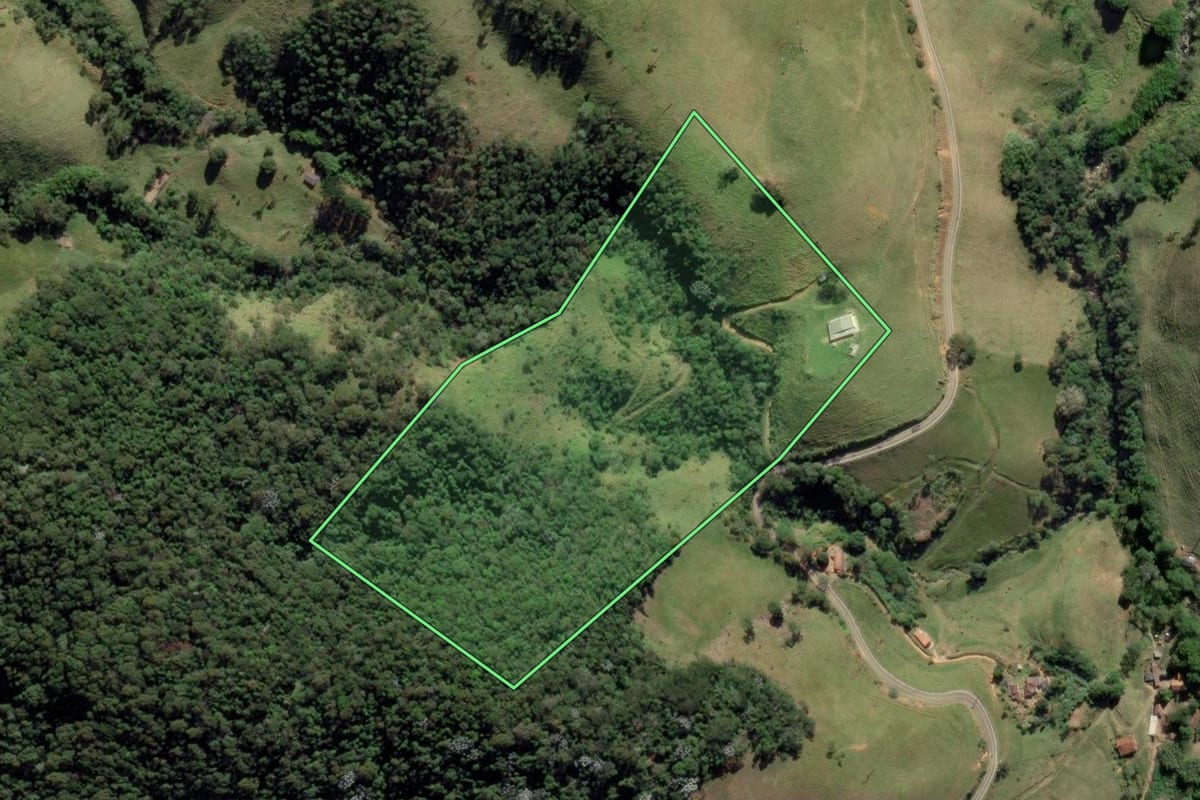 Imagem de satélite do imóvel rural em Piquete (SP), com o contorno declarado no CAR desenhado por cima.