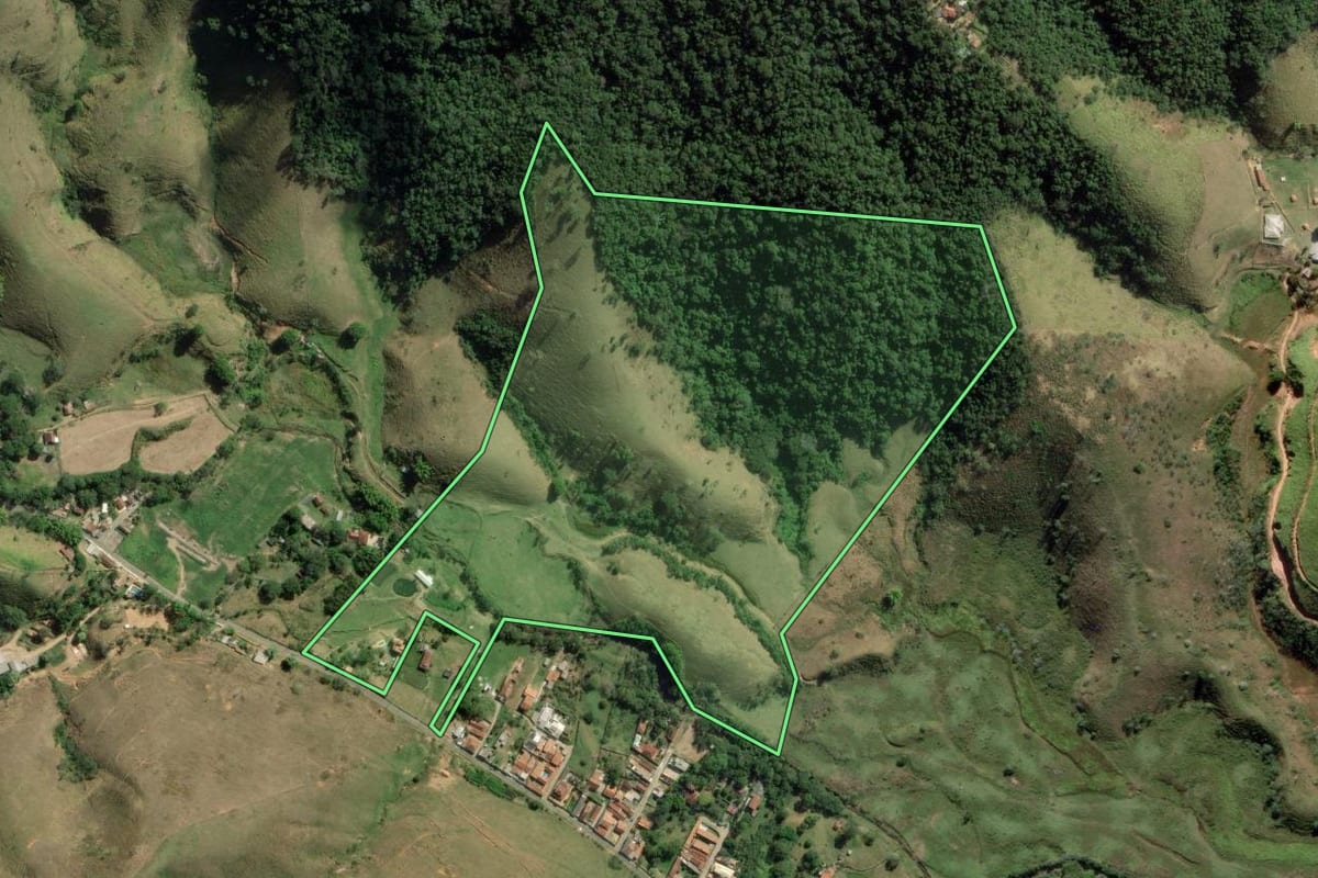 Imagem de satélite do imóvel rural em Piquete (SP), com o contorno declarado no CAR desenhado por cima.