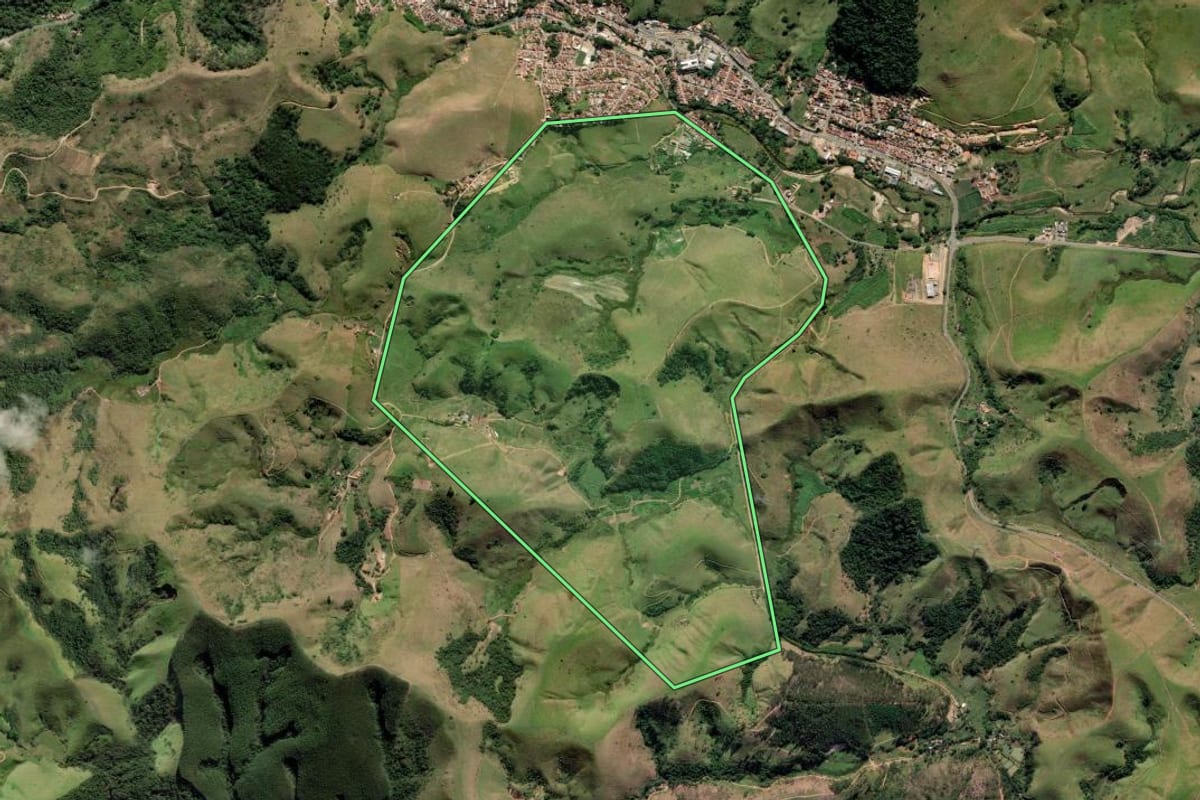 Imagem de satélite do imóvel rural em Piquete (SP), com o contorno declarado no CAR desenhado por cima.