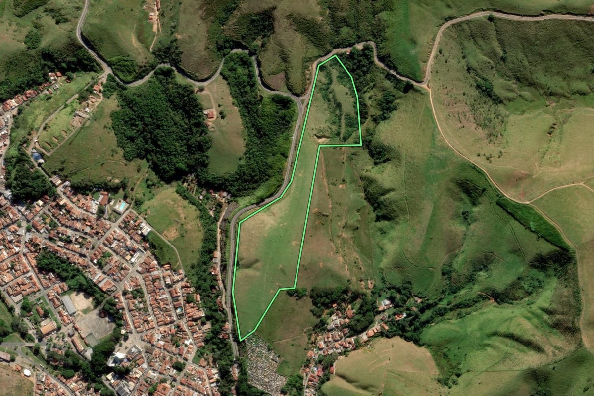 Imagem de satélite do imóvel rural em Piquete (SP), com o contorno declarado no CAR desenhado por cima.