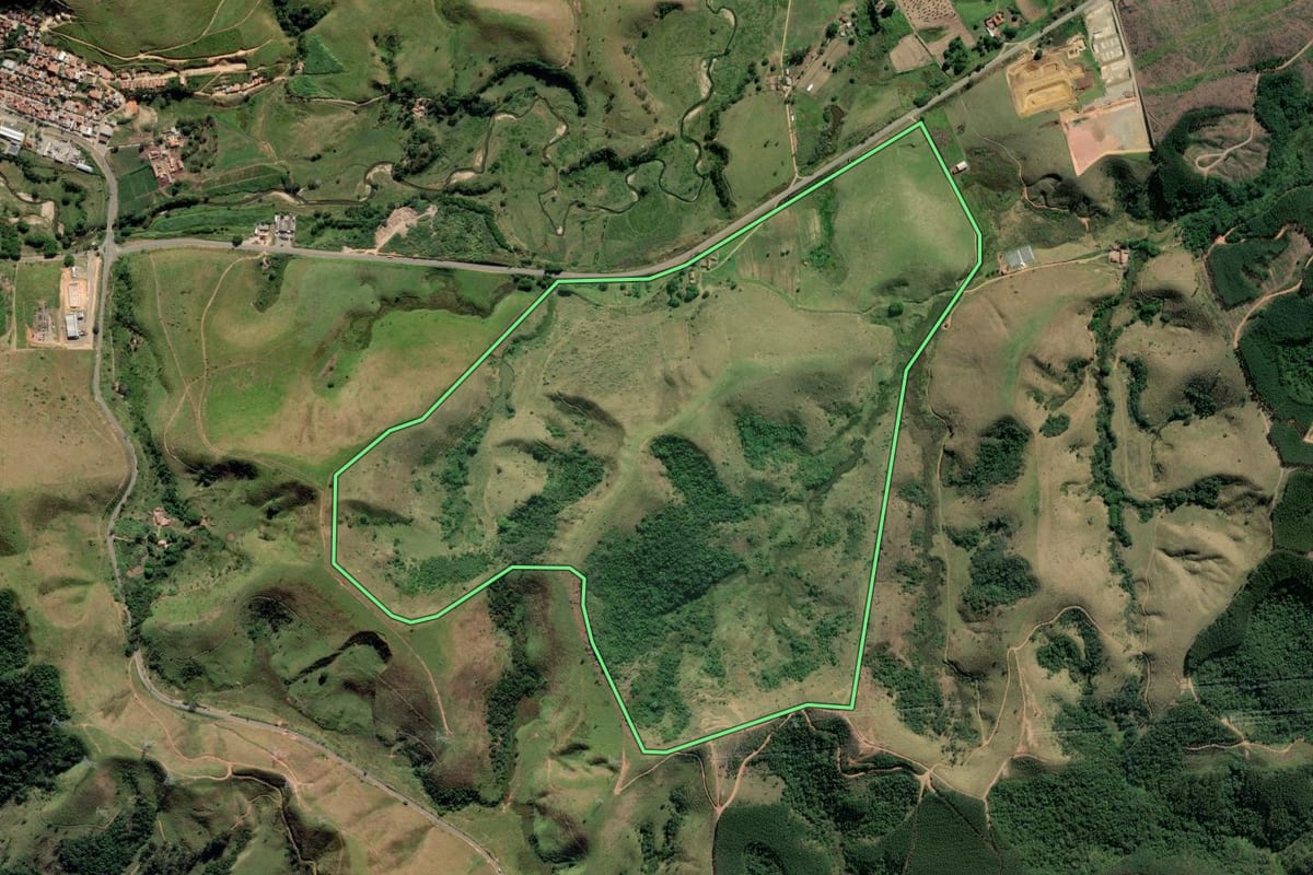 Imagem de satélite do imóvel rural em Piquete (SP), com o contorno declarado no CAR desenhado por cima.