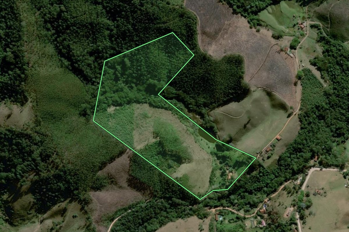 Imagem de satélite do imóvel rural em Piracaia (SP), com o contorno declarado no CAR desenhado por cima.