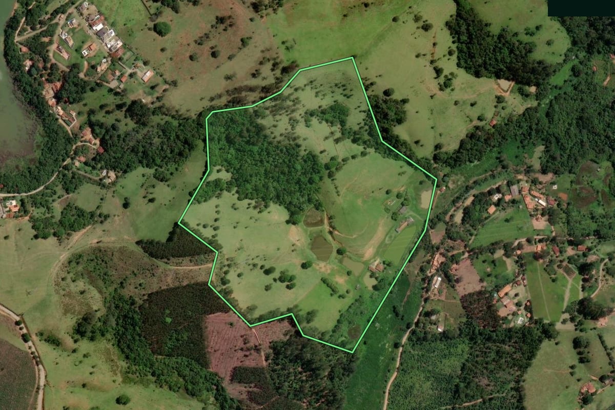 Imagem de satélite do imóvel rural em Piracaia (SP), com o contorno declarado no CAR desenhado por cima.