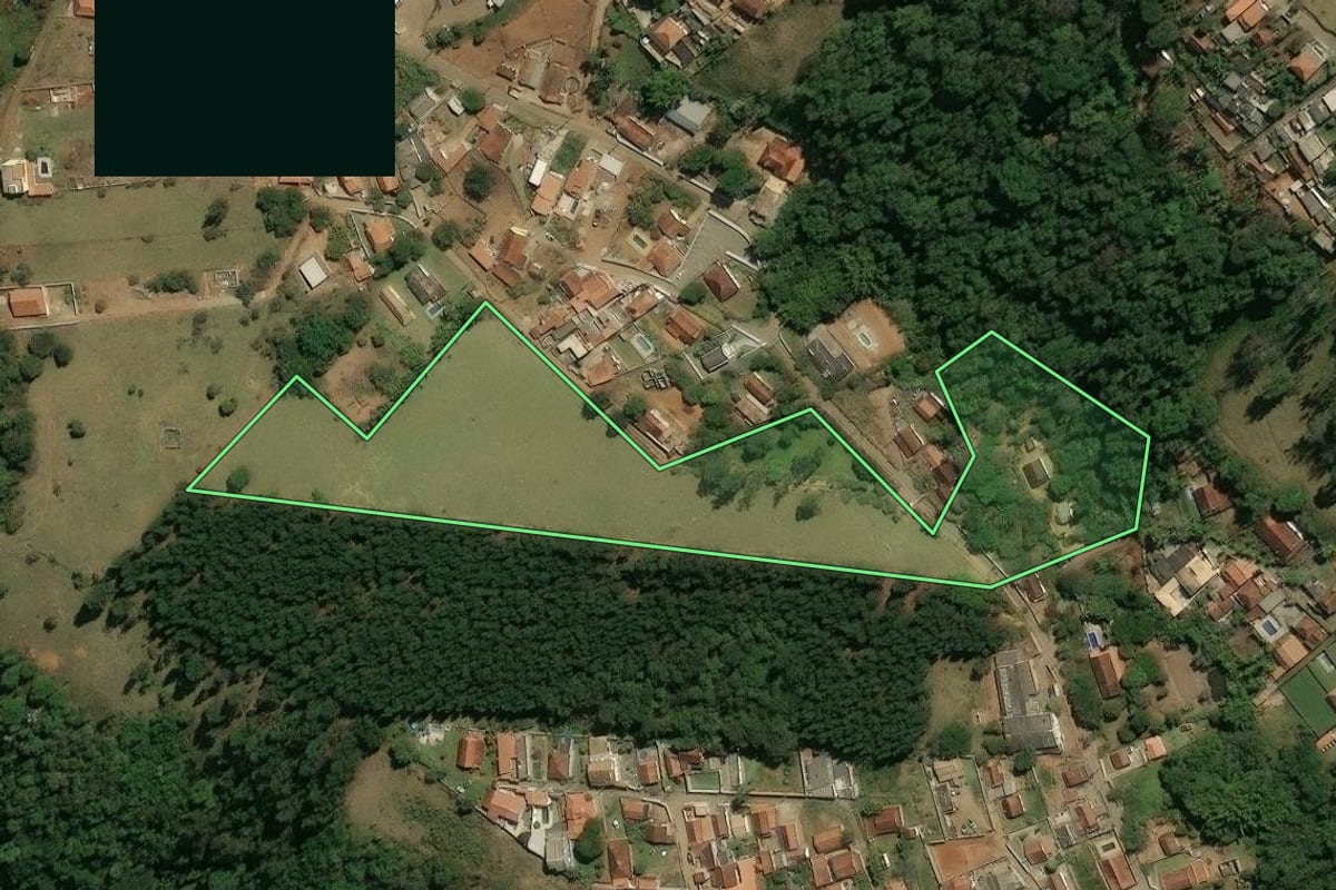 Imagem de satélite do imóvel rural em Piracaia (SP), com o contorno declarado no CAR desenhado por cima.