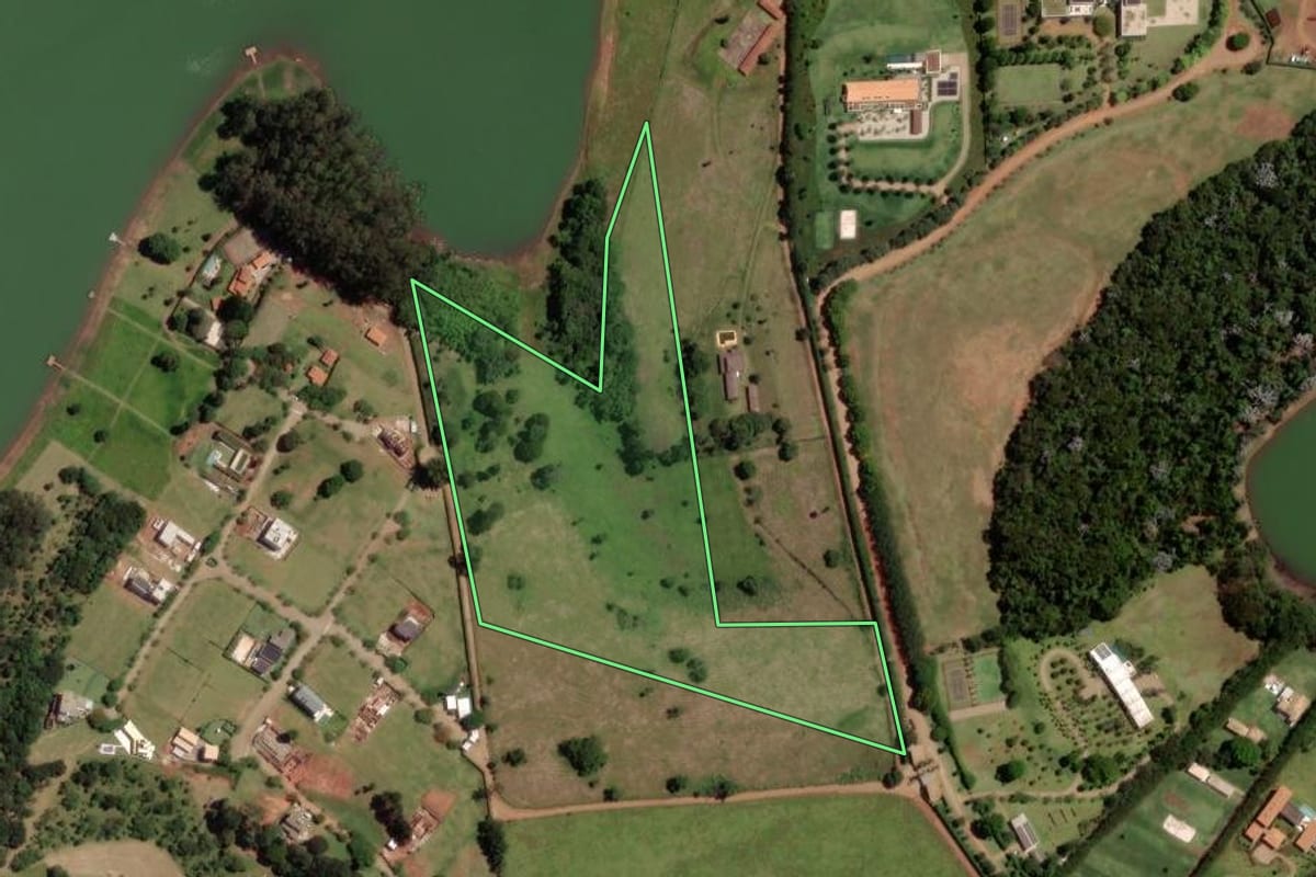 Imagem de satélite do imóvel rural em Piracaia (SP), com o contorno declarado no CAR desenhado por cima.