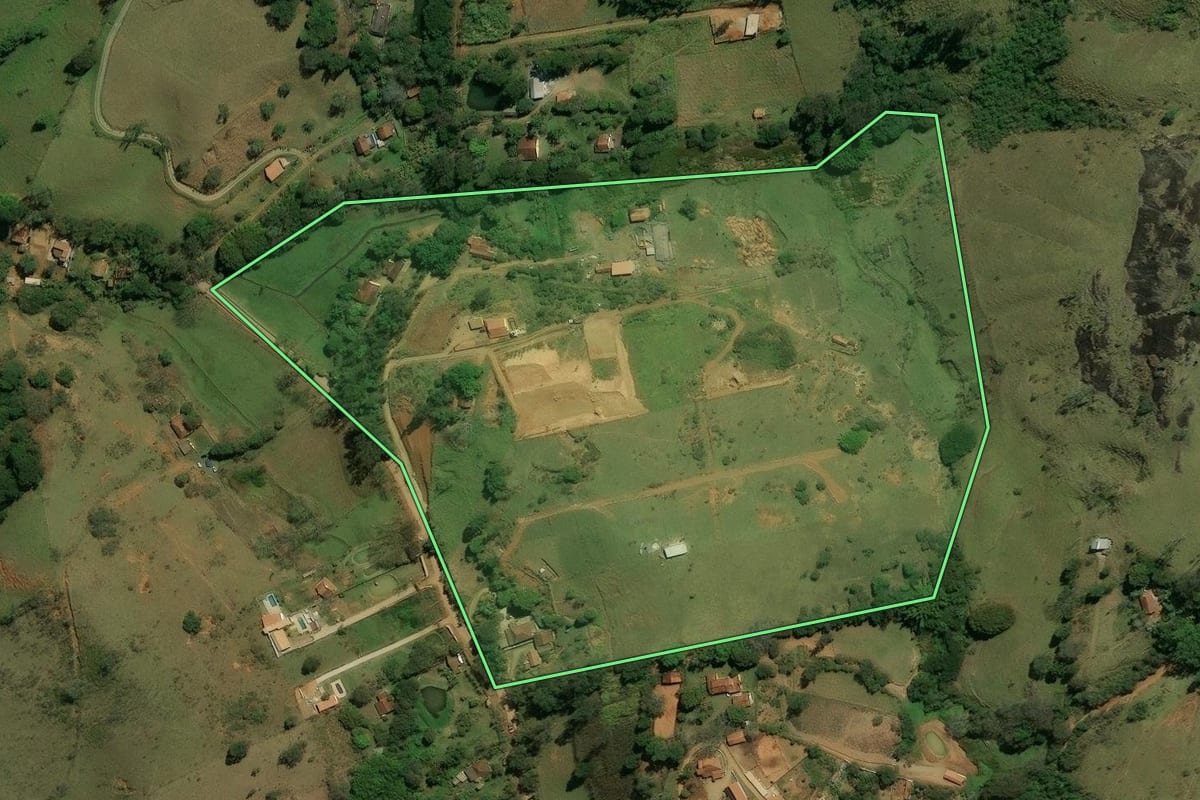 Imagem de satélite do imóvel rural em Piracaia (SP), com o contorno declarado no CAR desenhado por cima.