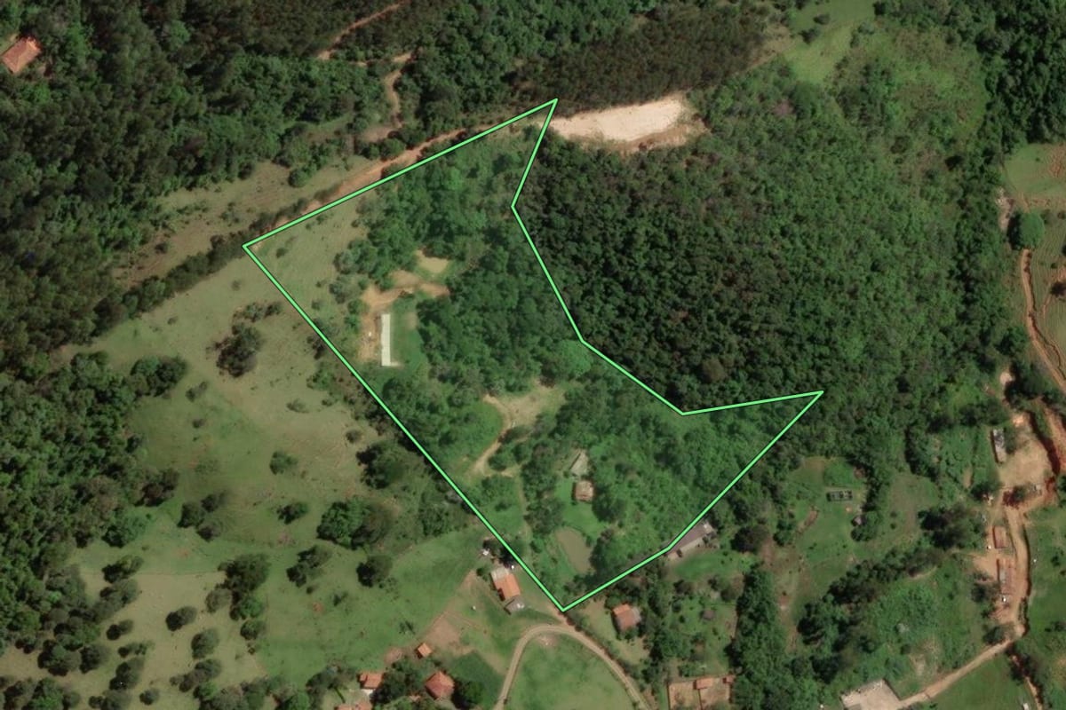 Imagem de satélite do imóvel rural em Piracaia (SP), com o contorno declarado no CAR desenhado por cima.