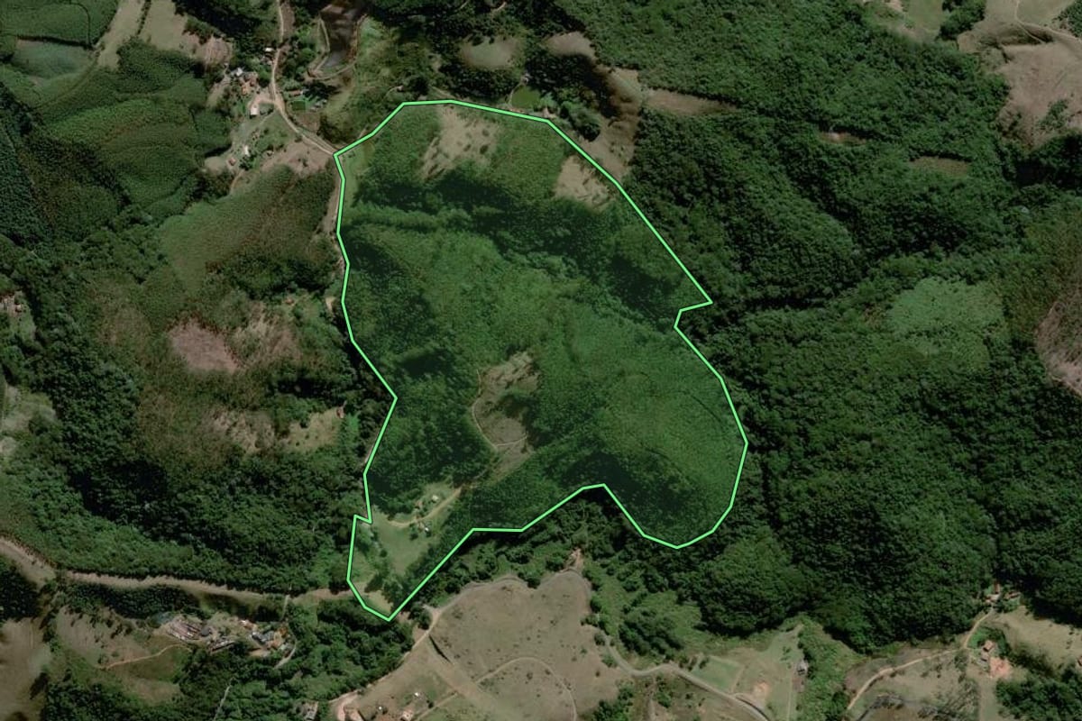 Imagem de satélite do imóvel rural em Piracaia (SP), com o contorno declarado no CAR desenhado por cima.