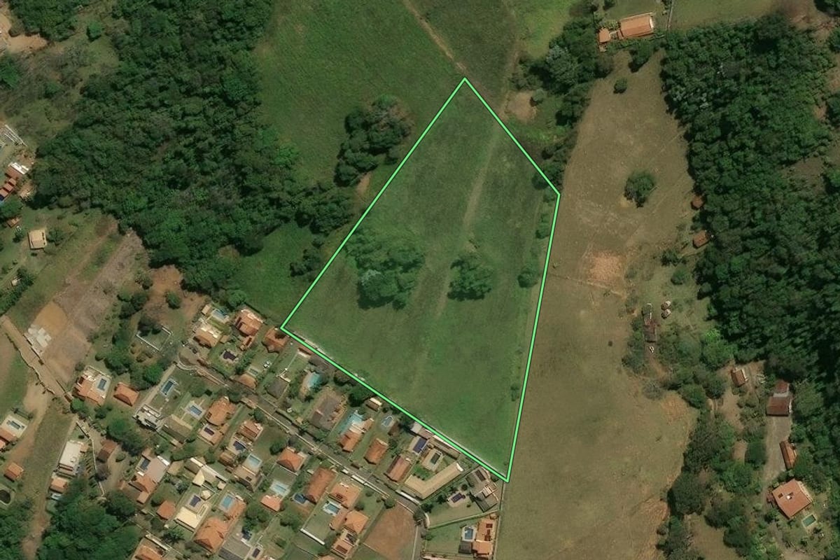 Imagem de satélite do imóvel rural em Piracaia (SP), com o contorno declarado no CAR desenhado por cima.