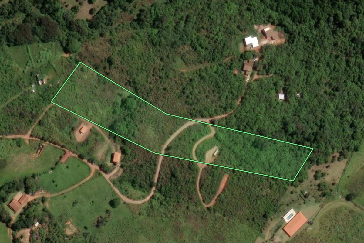 Imagem de satélite do imóvel rural em Piracaia (SP), com o contorno declarado no CAR desenhado por cima.