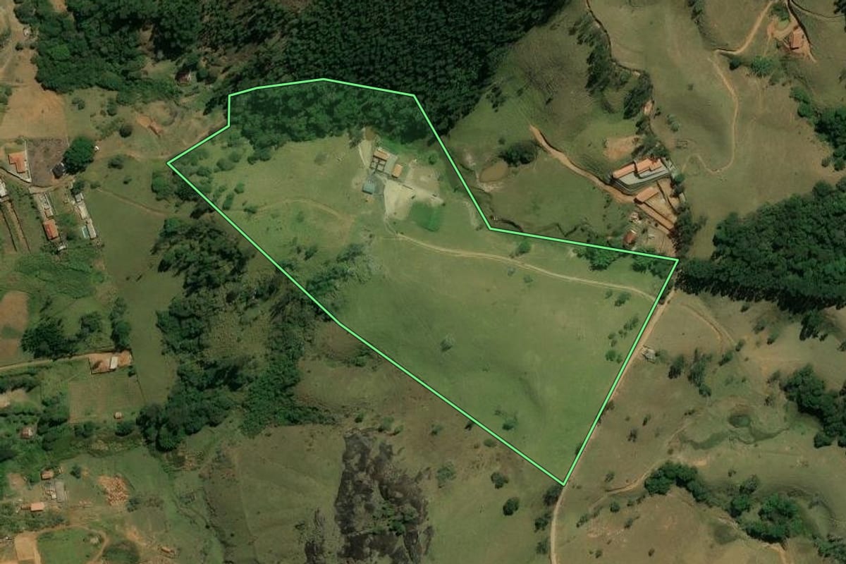 Imagem de satélite do imóvel rural em Piracaia (SP), com o contorno declarado no CAR desenhado por cima.