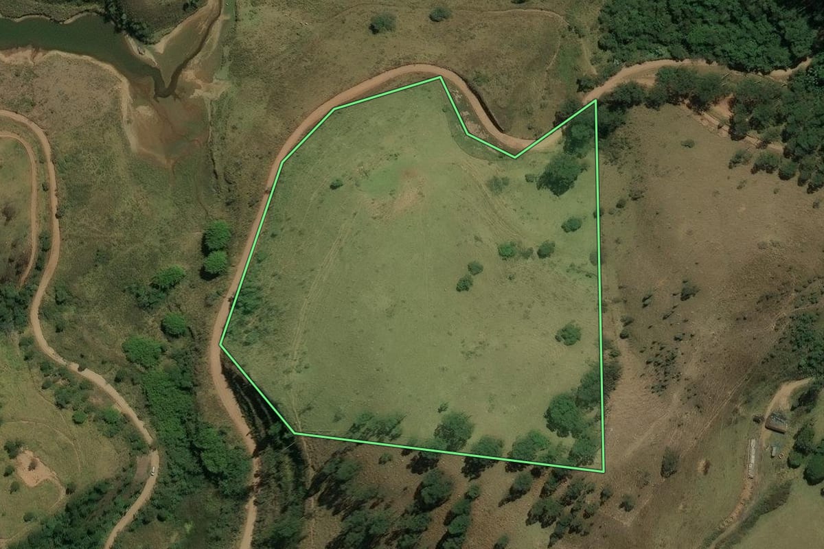 Imagem de satélite do imóvel rural em Piracaia (SP), com o contorno declarado no CAR desenhado por cima.