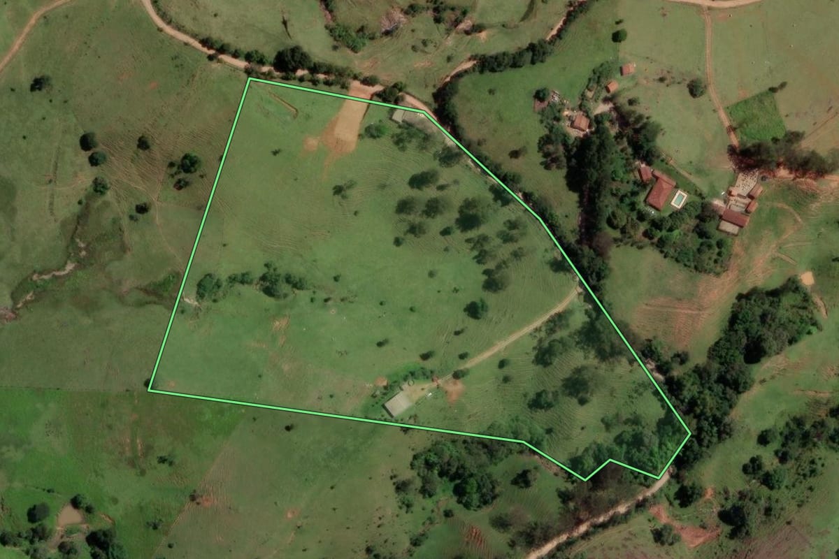 Imagem de satélite do imóvel rural em Piracaia (SP), com o contorno declarado no CAR desenhado por cima.