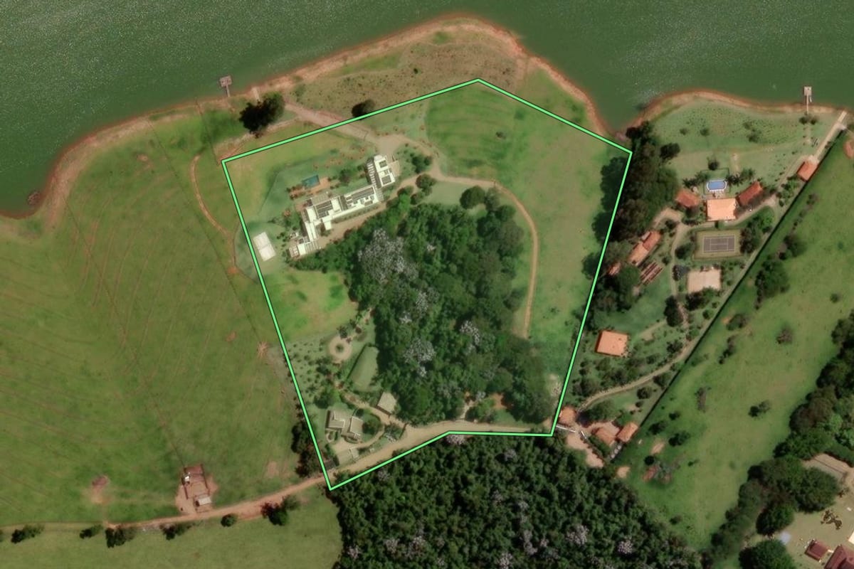 Imagem de satélite do imóvel rural em Piracaia (SP), com o contorno declarado no CAR desenhado por cima.