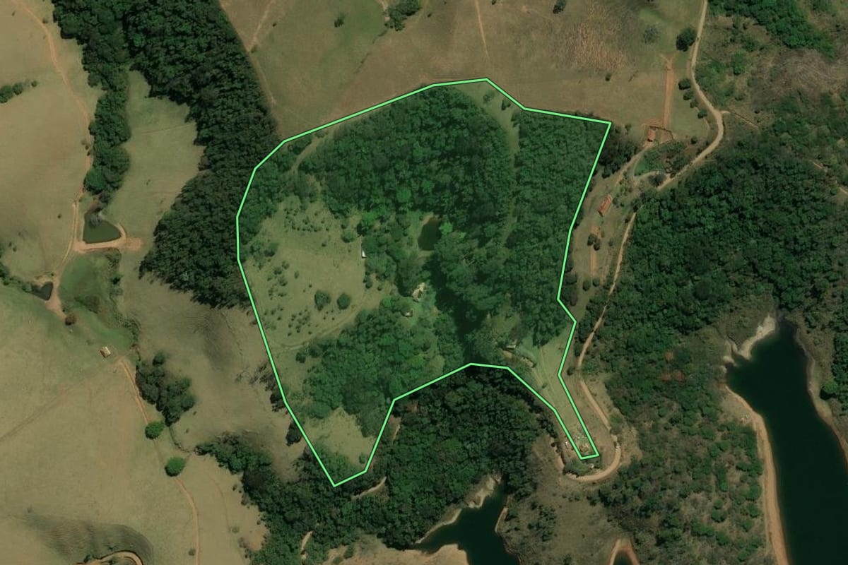Imagem de satélite do imóvel rural em Piracaia (SP), com o contorno declarado no CAR desenhado por cima.