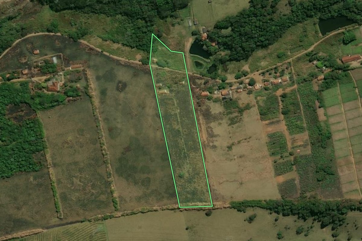 Imagem de satélite do imóvel rural em Piracaia (SP), com o contorno declarado no CAR desenhado por cima.