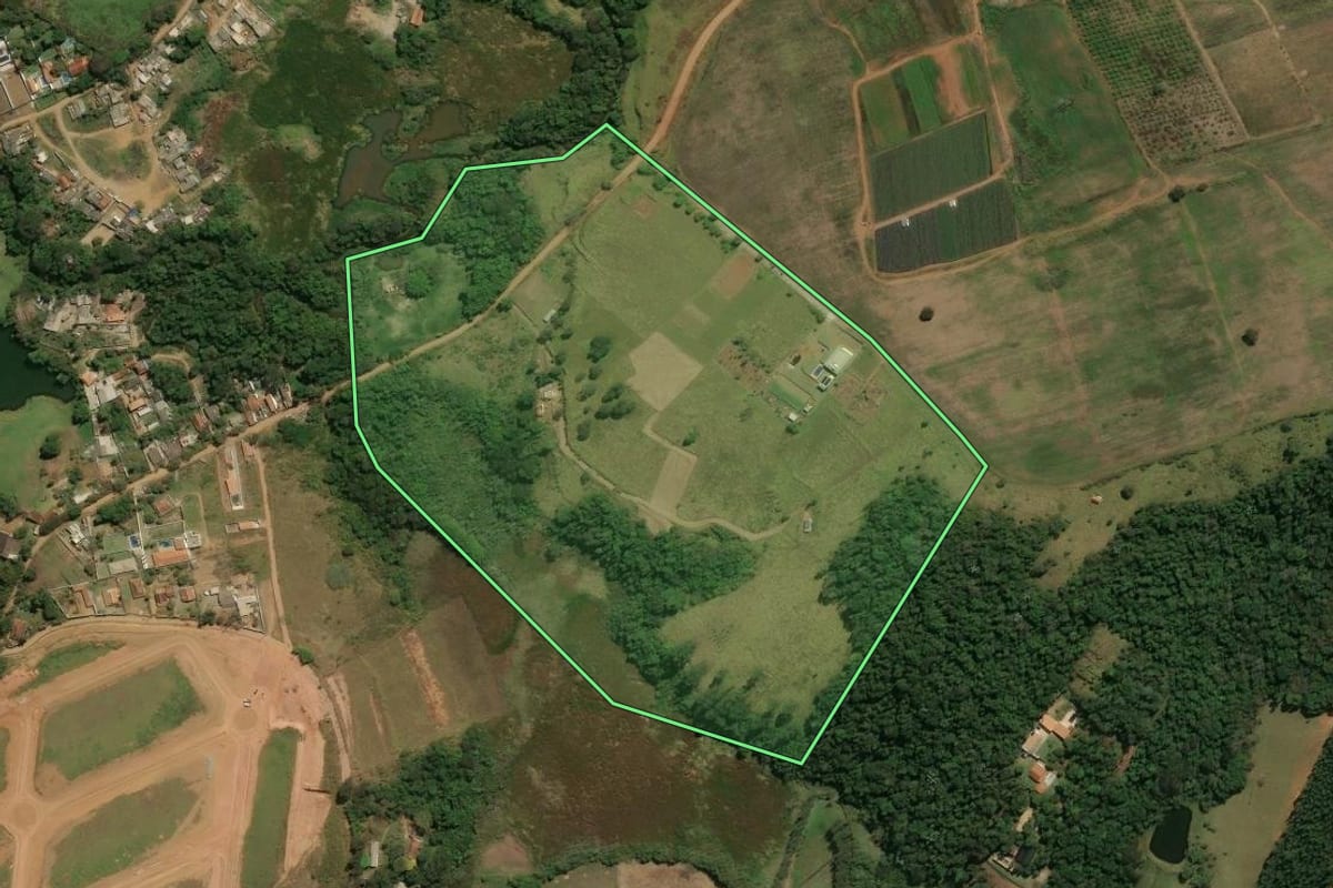 Imagem de satélite do imóvel rural em Piracaia (SP), com o contorno declarado no CAR desenhado por cima.