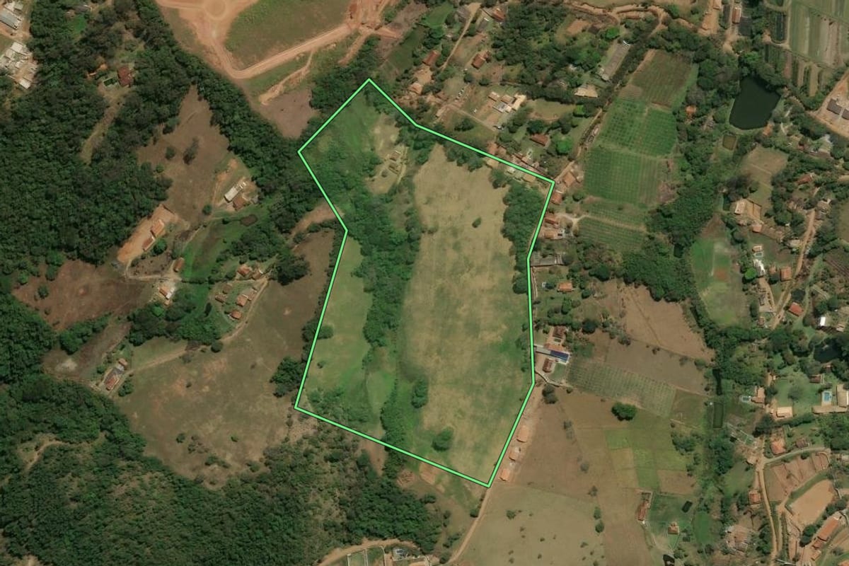 Imagem de satélite do imóvel rural em Piracaia (SP), com o contorno declarado no CAR desenhado por cima.