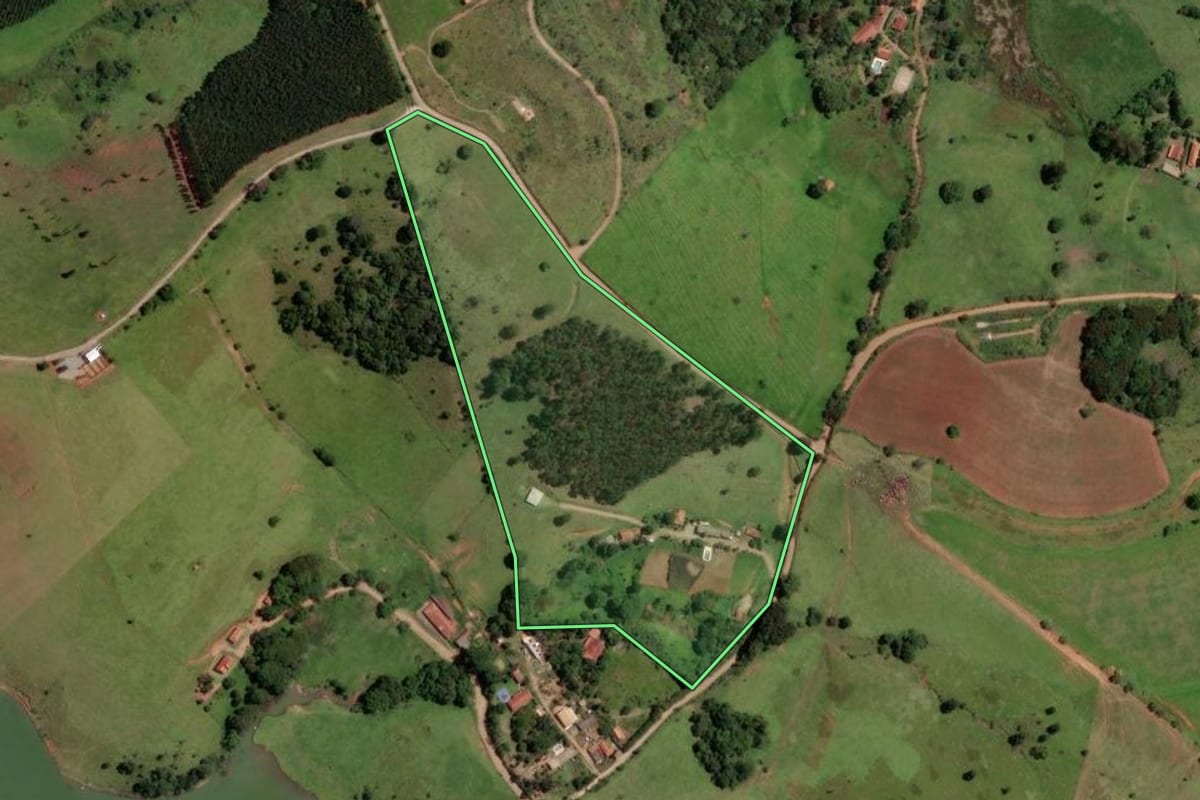 Imagem de satélite do imóvel rural em Piracaia (SP), com o contorno declarado no CAR desenhado por cima.