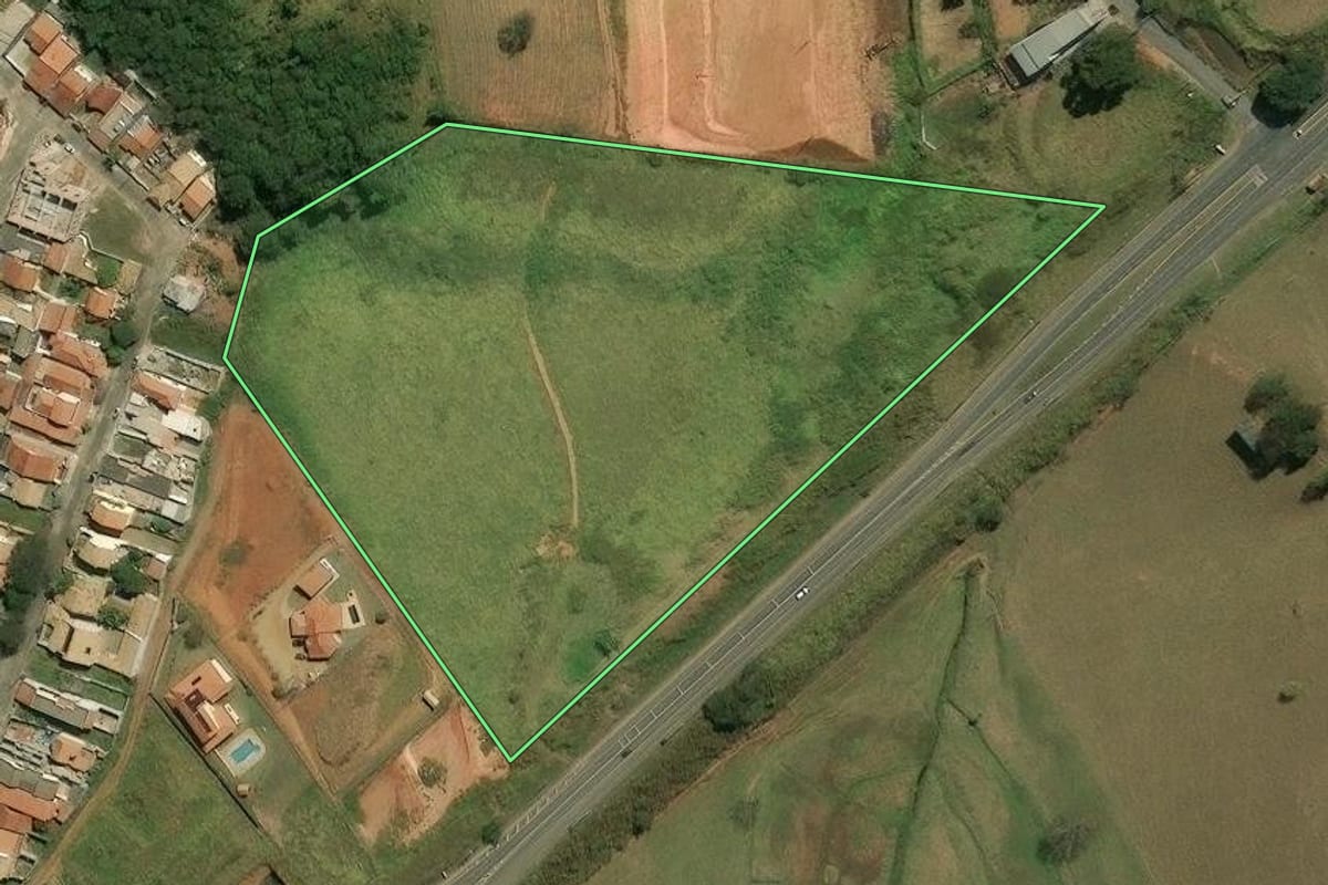 Imagem de satélite do imóvel rural em Piracaia (SP), com o contorno declarado no CAR desenhado por cima.