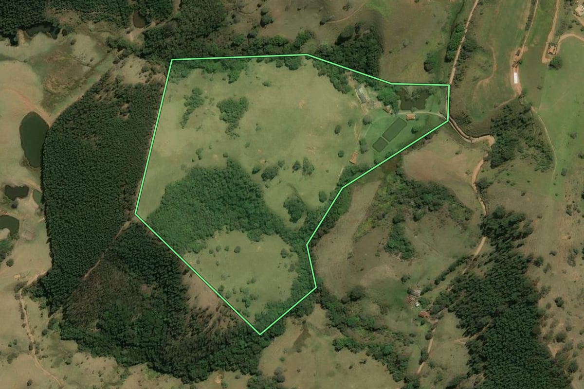 Imagem de satélite do imóvel rural em Piracaia (SP), com o contorno declarado no CAR desenhado por cima.