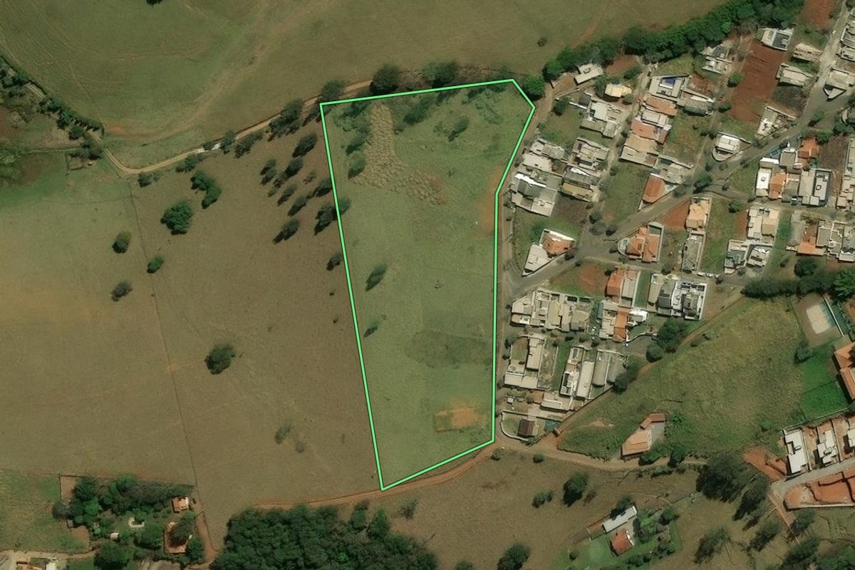 Imagem de satélite do imóvel rural em Piracaia (SP), com o contorno declarado no CAR desenhado por cima.