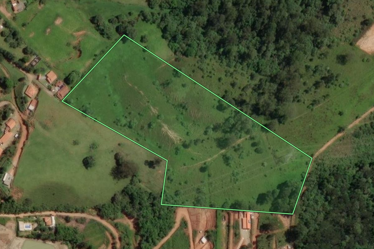 Imagem de satélite do imóvel rural em Piracaia (SP), com o contorno declarado no CAR desenhado por cima.