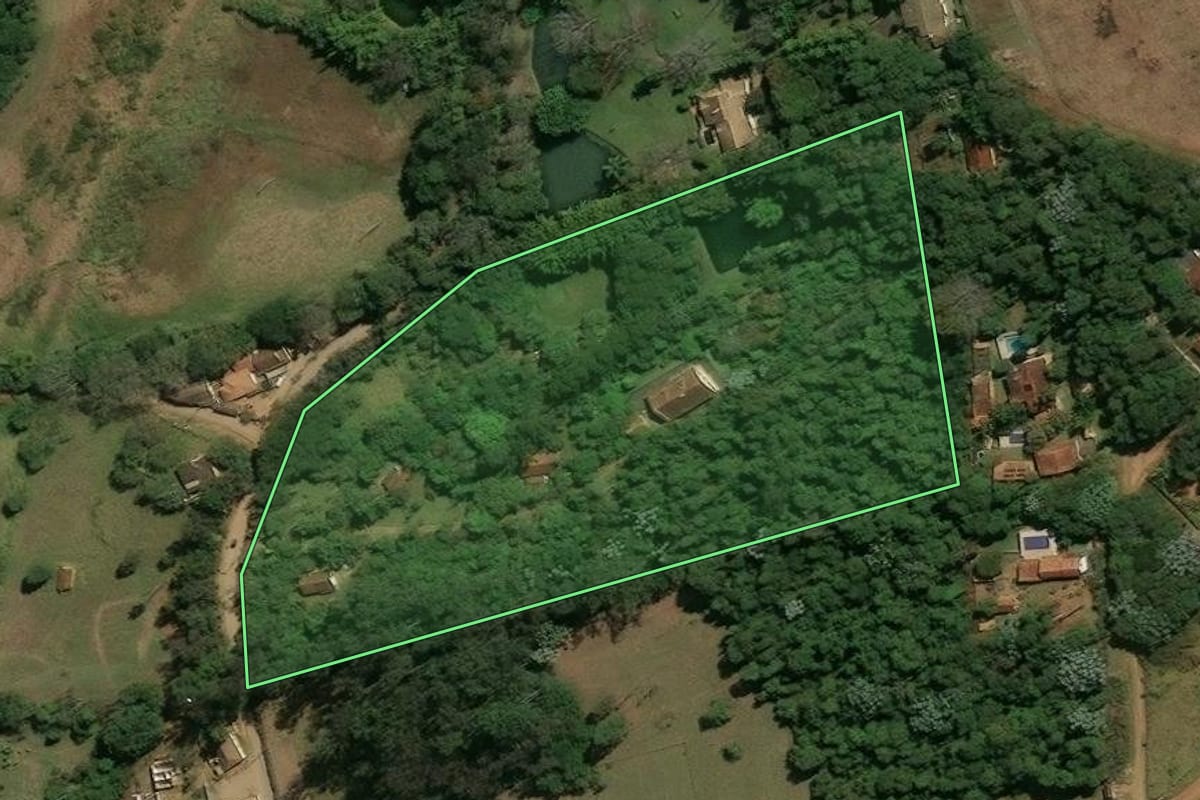 Imagem de satélite do imóvel rural em Piracaia (SP), com o contorno declarado no CAR desenhado por cima.