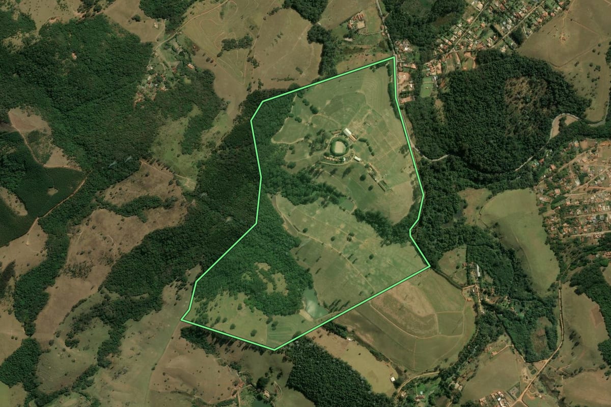Imagem de satélite do imóvel rural em Piracaia (SP), com o contorno declarado no CAR desenhado por cima.