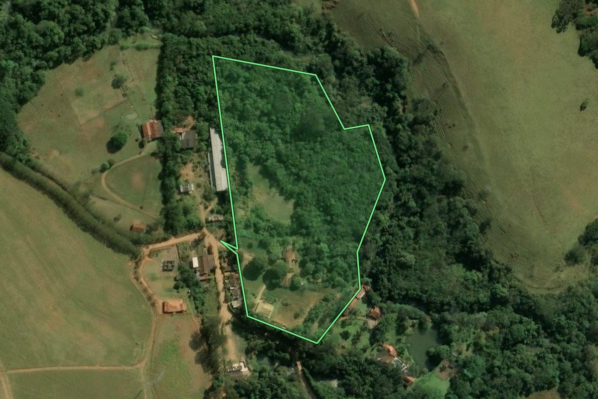 Imagem de satélite do imóvel rural em Piracaia (SP), com o contorno declarado no CAR desenhado por cima.