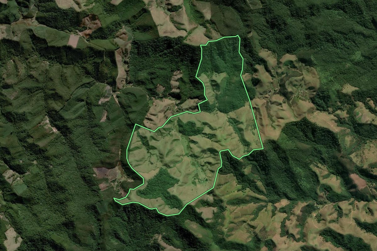 Imagem de satélite do imóvel rural em Piracaia (SP), com o contorno declarado no CAR desenhado por cima.